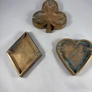 Cinzeiros de pátina de latão Vtg em forma de naipes de cartas, paus, diamantes, corações, pôquer