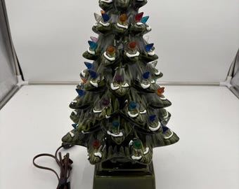 Alberi di Natale in ceramica che si illuminano, alberi di Natale da tavolo retrò dipinti a mano con luci a LED, ornamento festivo perfetto per la