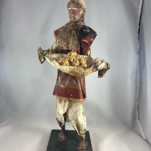 Escultura de papel maché de arte popular mexicano antiguo: hombre sosteniendo una bandeja de frijoles