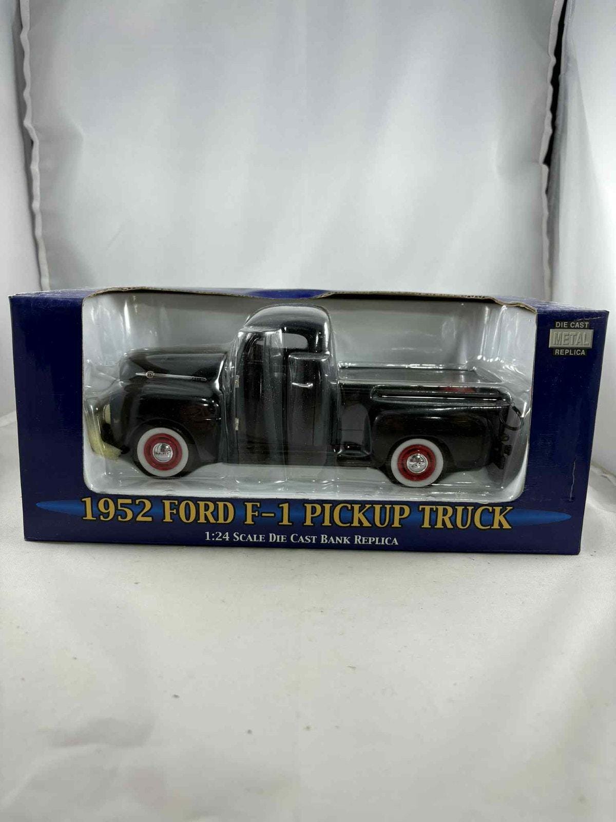NAPA Ford 1952 Ford F-1 Pickup Truck Die-cast Bank Replica 1:24