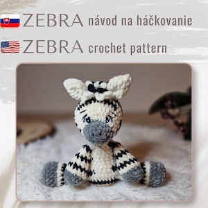 Könnte beinhalten: Ein Plüsch-Zebra aus weißem, schwarzem und grauem Garn mit weicher Textur. Das Zebra hat große blaue Augen, spitze Ohren und ein Streifenmuster. Der Text über dem Bild lautet: ZEBRA crochet pattern, begleitet von einer US-Flaggen-Ikone.