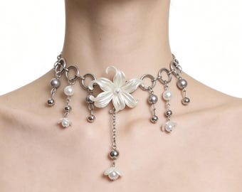 Handgefertigte florale Choker-Halskette, originelles Design mit Perlenanhänger, Edelstahlkette, weiße Acrylblume, Fairycore