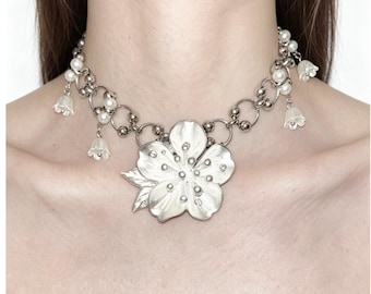 Kirschblüten-Choker-Halskette, silberner floraler Anhänger mit Glockenorchideen-Charms, Brautschmuck im Cottagecore-Stil