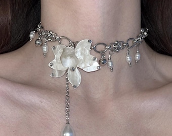 Floral Pearl Choker Necklace Flower Pendant with Silver Chain & Teardrop Charm – Romantic Statement Jewelry for Women