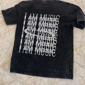 Camiseta gráfica "SOY MÚSICA" de Playboi Carti