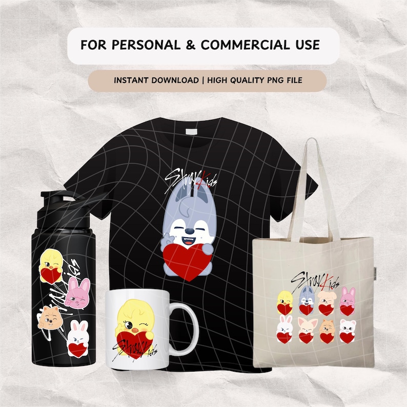 K&ouml;nnte beinhalten: Ein Set Stray Kids Merchandise mit einem schwarzen T-Shirt, einer Tragetasche, einer Wasserflasche und einer Tasse. Die Designs zeigen einen Cartoon-Wolf, der ein Herz h&auml;lt, und andere Cartoon-Tiere mit Herzen.