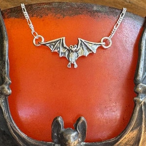 Pequeño collar de murciélago volador de plata, dije de murciélago, gargantilla de murciélago, cadena de murciélago, regalo de quirópteros para amantes de los murciélagos, regalo de murciélago, collar de alas, colgante de murciélago de plata 925