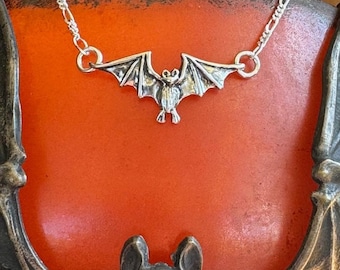Halskette mit zierlicher Fledermaus aus Sterlingsilber | Gothic-Anhänger, Figaro-Kette | Handgefertigt