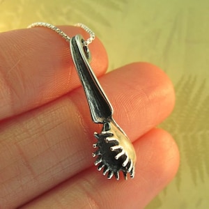 Venus Flytrap Necklace Venus Flytrap Charm Venus Flytrap Jewelry - Carnivorous Plant Jewelry - Insect Jewelry Plant Necklace Garden Jewelry