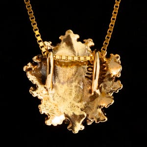 Pu&ograve; includere: Collana con ciondolo in oro, dal design ornato e dettagliato. Il ciondolo ha la forma di un cuore e presenta una superficie testurizzata. La collana &egrave; realizzata con una catena delicata.