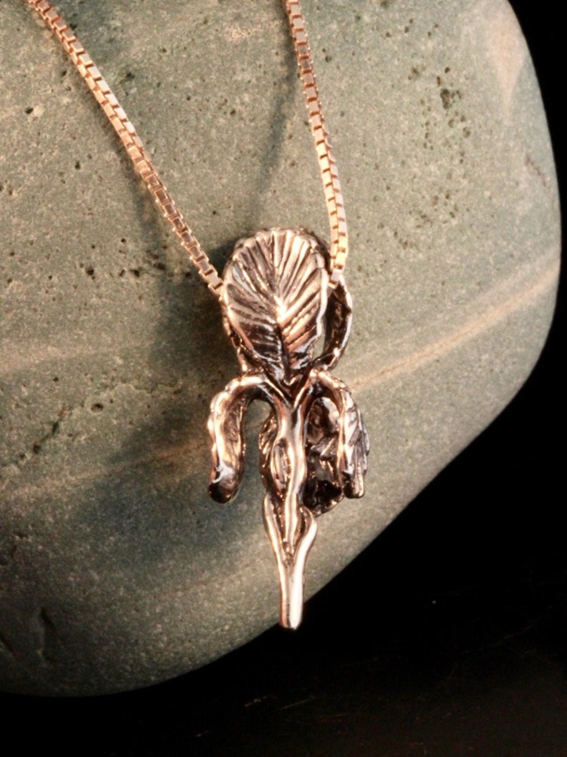 IRIS NECKLACE