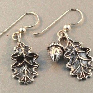 Oak Leaves and Acorn Earrings Silver Acorn Ear Wear Oak Leaf and Acorn Charms Leaf Earrings Hippie Nature Earthy Arborist Science Jewelry imagem 4