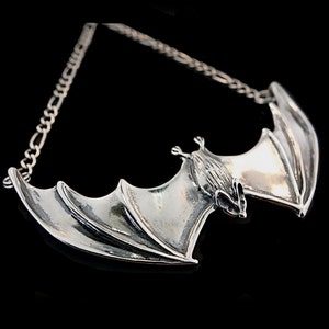 Silberne Fledermaus-Halskette, Halloween-Schmuck, großer geflügelter Fledermaus-Anhänger, silberner Fledermaus-Schmuck, Gothic-Schmuck, Halloween-Halskette