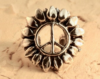 Brinco de pressão com símbolo da paz e flores - Prata de lei - Estilo boho para quem não fura a orelha