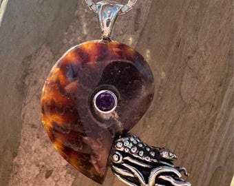 Halsketting met gefossiliseerde ammoniet en nautilusmotief, sterling zilver (met vuuropaal edelsteen)