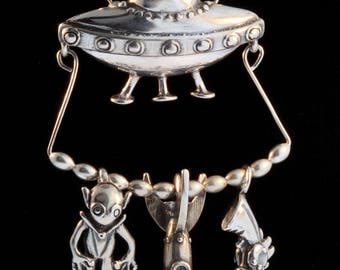 ヴィヴィアン　宇宙船モチーフ ネックレス Vivienne Westwood 宇宙船ネックレス - メルカリ