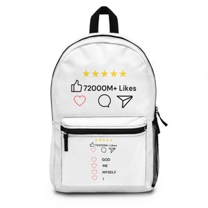 Könnte beinhalten: Weißer Rucksack mit schwarzem Besatz, einem schwarzen Griff und einem schwarzen Reißverschluss. Der Rucksack zeigt Social-Media-Icons, darunter ein Daumen hoch, ein Herz, eine Sprechblase und ein Papierflugzeug. Der Text auf dem Rucksack lautet "72000M+ Likes", "GOD", "ME", "MYSELF" und "I".