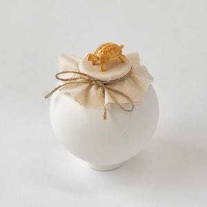 Handgjord månkruka, saltkruka i keramik, månkruka i koreansk keramik, dekorativ kruka, inflyttningspresent, dekorerad med guldsköldpadda, bringar lycka