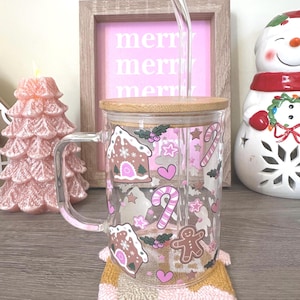 Tasse en verre de Noël en pain d&#39;épice rose, Tasse de Noël rose, Tasse en verre des Fêtes, Boîte en verre rose, Noël rose esthétique, Tasse de Noël
