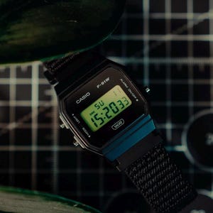 LUMINA - Anpassad svart Casio F91W med grön skärm på svart nylonarmband