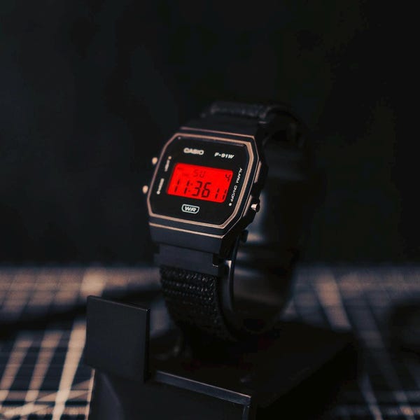 OPERATOR - Niestandardowy czarny zegarek Casio F91W z czerwonym filtrem na czarnym nylonowym pasku