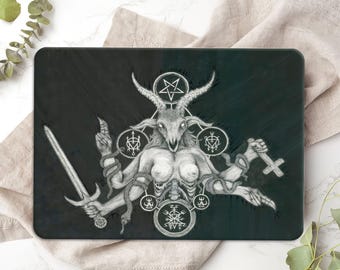 Könnte beinhalten: Eine Schwarzweißillustration einer Ziegenfigur mit mehreren Armen und Händen. Die Figur ist von Pentagrammen und anderen Symbolen umgeben. Der Hintergrund ist schwarz.
