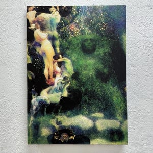 Puede incluir: Una pintura de un grupo de personas en un entorno boscoso. Las personas están desnudas y parecen estar bailando o celebrando. El fondo es un exuberante bosque verde con un cielo estrellado.