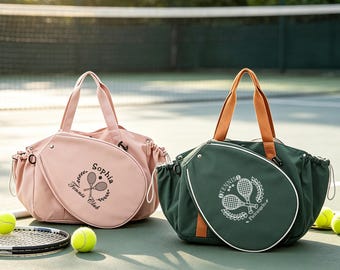 Op de afbeelding: Twee tennistassen, een lichtroze en een donkergroene, elk met een voorvak in de vorm van een tennisracket. De roze tas toont de tekst Sophia Tennis Club, terwijl de groene tas de tekst Tennis Pietrangelo bevat.