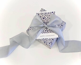 Papel de regalo festivo azul y blanco de Janucá