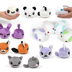 Pu&ograve; includere: Una collezione di peluche a forma di animali di diversi colori, tra cui un panda, un coniglio, una volpe, un pesce, un lama, un gatto e uno squalo. I peluche sono tutti morbidi e coccolosi, con volti e dettagli ricamati.