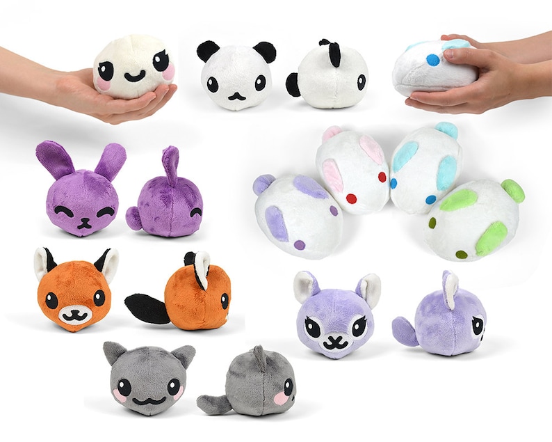 Pu&ograve; includere: Una collezione di peluche a forma di animali di diversi colori, tra cui un panda, un coniglio, una volpe, un pesce, un lama, un gatto e uno squalo. I peluche sono tutti morbidi e coccolosi, con volti e dettagli ricamati.