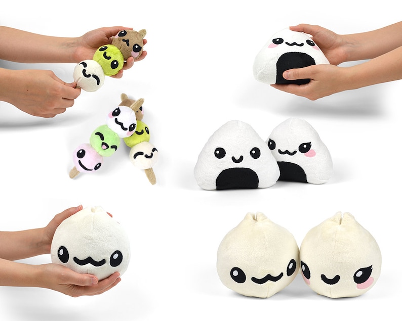 Pu&ograve; includere: Un set di peluche a forma di cibo giapponese. Il set include un dango, un onigiri e un bao. I peluche sono tutti bianchi con occhi e bocche neri, e alcuni hanno le guance rosa.