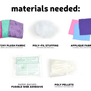 Puede incluir: Materiales necesarios para hacer una mu&ntilde;eca de peluche: tela de felpa el&aacute;stica en rosa, verde y morado, relleno de fibra de poli&eacute;ster blanco, tela de aplique azul, rosa y morado, adhesivo de tela termoadhesivo con respaldo de papel y bolitas de poliestireno blancas.