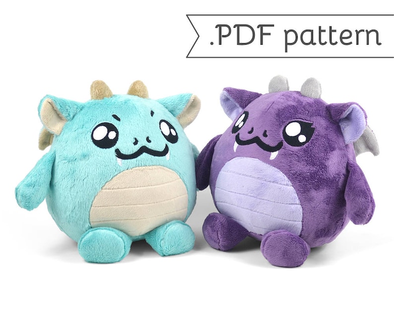 Peut inclure: Deux dragons en peluche, l'un bleu et l'autre violet, avec de grands yeux et un sourire narquois. Les dragons sont assis sur un fond blanc. .PDF pattern