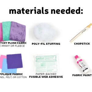 Pu&ograve; includere: Materiali necessari per realizzare un giocattolo di peluche: tessuto peluche elastico, imbottitura in fibra di poliestere, un bastoncino, tessuto per applicazioni, adesivo termoadesivo e vernice per tessuti.