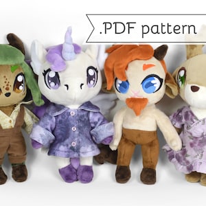 Peut inclure: Quatre peluches avec des caractéristiques animales, dont un cerf, une licorne, une chèvre et un faon. Les peluches portent toutes des vêtements, et la licorne porte une veste violette. Les peluches sont toutes debout sur une surface blanche. Le texte '.PDF pattern' est affiché au-dessus des peluches.