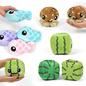 Pu&ograve; includere: Un set di peluche con una variet&agrave; di design, tra cui un pesce blu, un pesce viola, un pesce rosa, un polpo marrone a forma di fungo e un cubo di anguria verde. I peluche sono tutti morbidi e coccolosi, e sarebbero un'ottima aggiunta alla collezione di giocattoli di qualsiasi bambino.