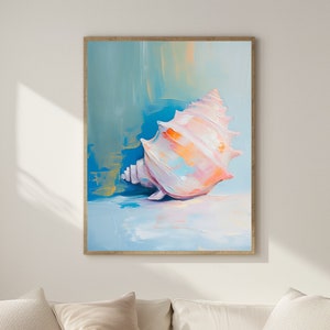 Könnte beinhalten: Ein Gemälde einer großen Muschel mit rosa, orange und blauen Farbtönen auf einem hellblauen Hintergrund.
