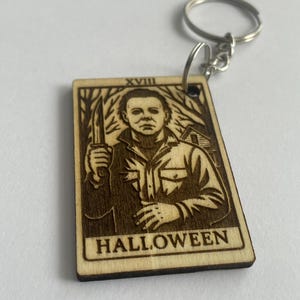 Chaveiro de Tarô Michael Myers • Pingente de Terror Haddonfield • Acessório de Assassino Gótico Feito à Mão • Presente Incrível para Fãs de Filmes de Halloween