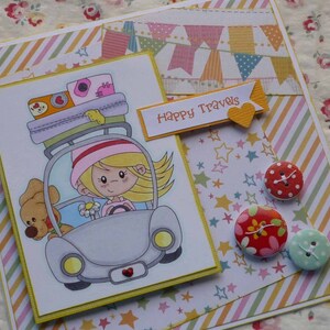 HAPPY TRAVELS - Handgemaakte blanco wenskaart met lief klein meisje dat autorijdt