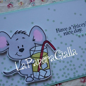 Have a Micey Day - Carte de vœux vierge faite à la main avec une petite souris sucrée tenant une limonade