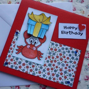FELIZ ANIVERSÁRIO - Cartão de felicitações em branco feito à mão com caranguejo e presente