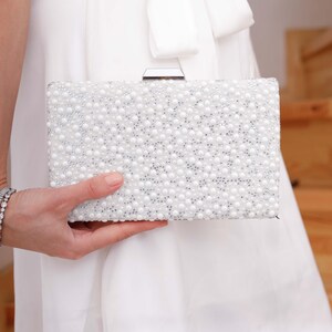Elegante bolso de mano con perlas blancas / bolso de mano para novias / bolso adornado con perlas para eventos formales y ocasiones especiales