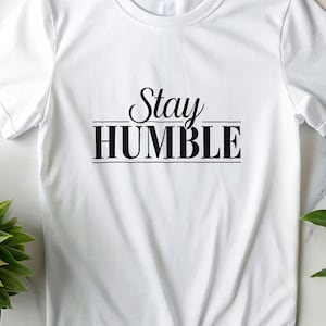 Camiseta &quot;Mantente humilde&quot;, camiseta de crecimiento personal, camiseta minimalista, camiseta de solo texto, camiseta de motivación, camiseta unisex, camiseta con cita, camiseta de regalo genial