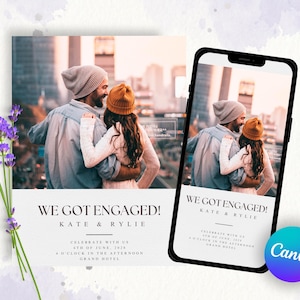 Könnte beinhalten: Verlobungsankündigung mit einem Foto eines Paares, das sich umarmt, auf einer Karte und einem Smartphone. Die Karte lautet "WE GOT ENGAGED!" mit Namen und Veranstaltungsdetails. Lila Lavendelzweige sind im Eck platziert.