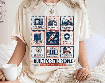 Sellos antiguos protegen las instituciones democráticas PBS NPR Camiseta liberal del 4 de julio, Parques Nacionales USPS Antifascismo, Protesta de izquierda