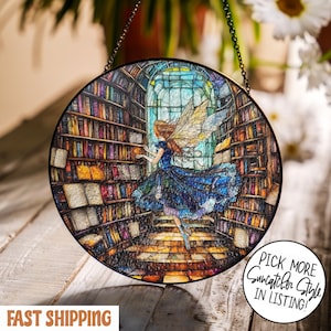 Buchliebhaber Glasmalerei Suncatcher, Fee in der Bibliothek Fensterkunst, Fantasy-Buch-Dekor, Bibliophiles Geschenk, Magische Leseglaskunst
