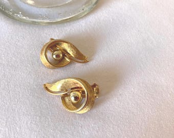 Vintage Gold Tone Earrings: Clip On Swirl Earrings