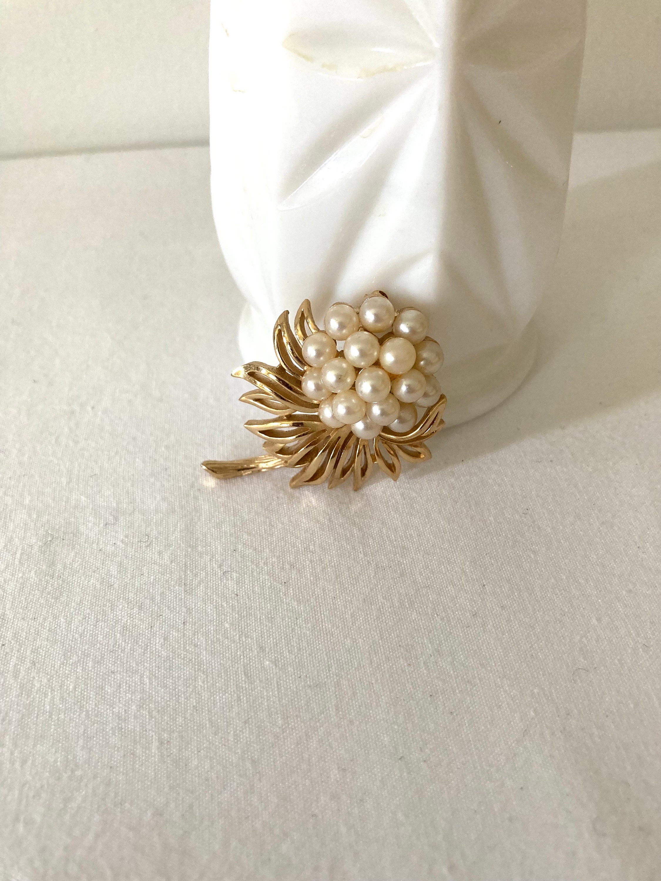 TRIFARI ブローチ 洋菊 Chrysanthemum ゴールドカラー TRIFARI