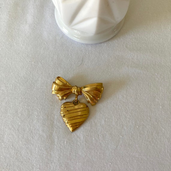 Vintage Avon Pin Goldtone Heart Brooch Mother's J… - image 1